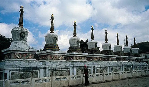 青海塔尔寺及其如意八塔