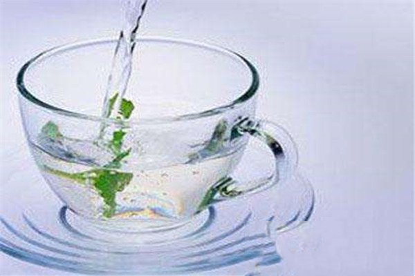 能否用茶水服药