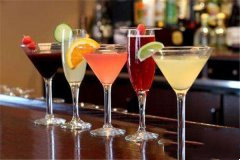 什么是鸡尾酒,鸡尾酒的由来,鸡尾酒名称与分类