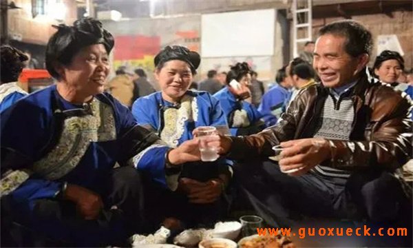 水族吃定亲酒的仪式