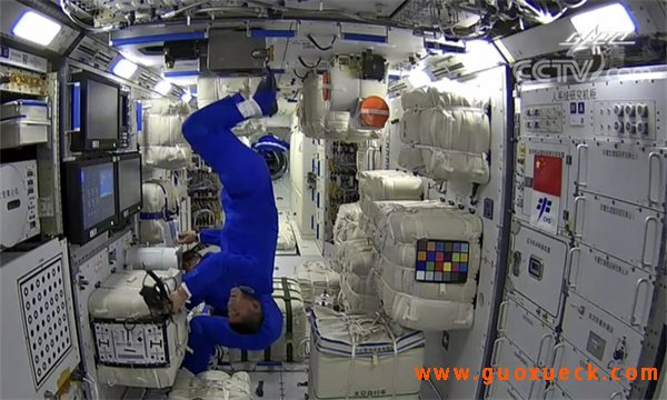 航天员是如何从座舱进入太空的