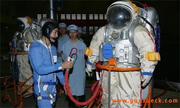 航天员进行舱外活动前要吸纯氧