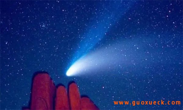 人类观测到的彗星尾巴最多有几条