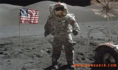 谁是月球行走第一人？航天员要用跳跃方式行走