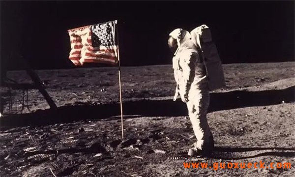 航天员为什么用跳跃方式在月面上行走