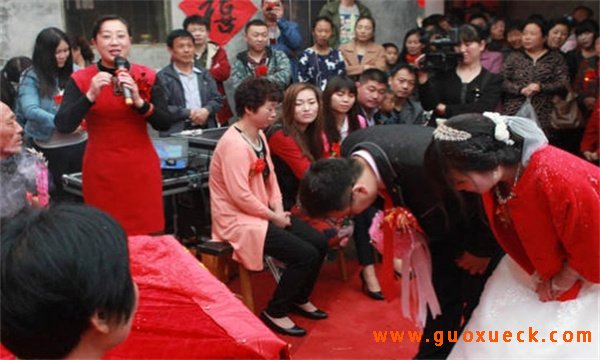 中国婚礼中的认公婆仪式