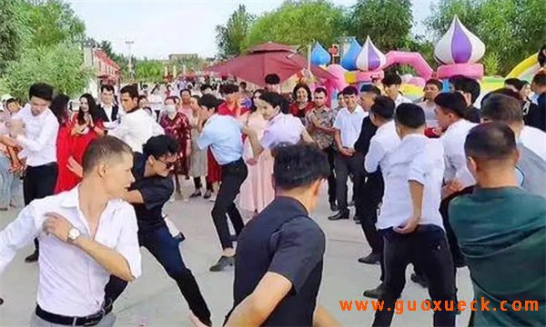 新疆喀什艾提尕广场的萨玛舞