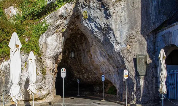 斯洛文尼亚境内的波斯托伊纳大岩洞
