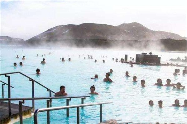 冰岛上的那些数量众多的温泉